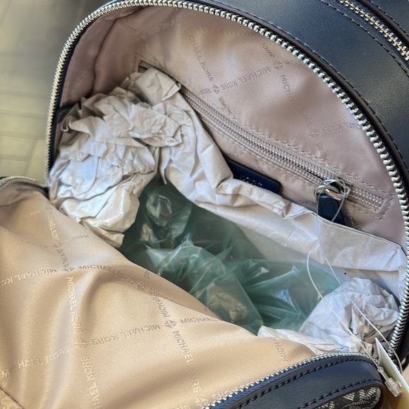 Michael Kors Jaycee Medium Ombré Signature Logo Backpack
Navy 
NWT - Picture 13 of 13